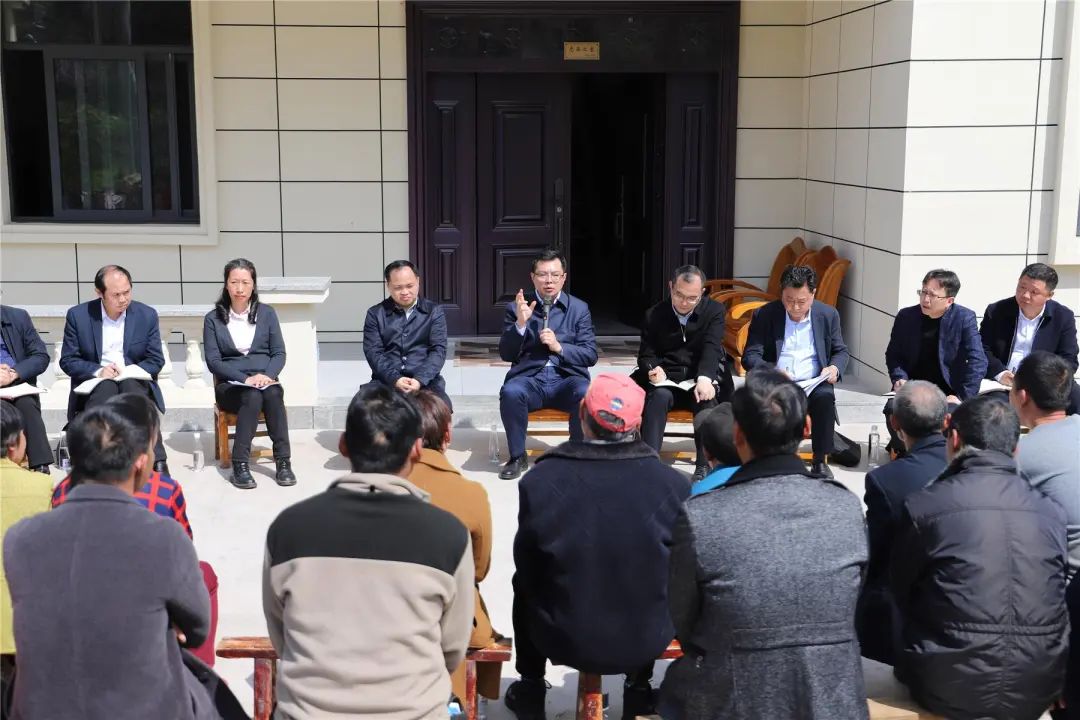 凝心聚力推进乡村全面振兴 ​打造山区库区城乡融合发展新样板九游会真人游戏第一品牌覃昌德在人和街道凤岭村调研时强调(图1)