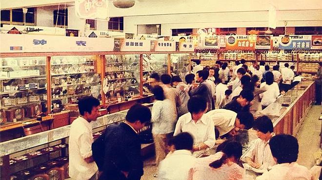 市值从200亿暴跌10倍“一代鞋王”跌落神坛j9九游会俱乐部登录入口中产不爱穷鬼不穿！(图13)
