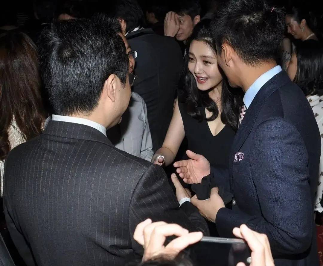衣和凉鞋出门衣着单薄惹人心疼j9国际大S儿子首露面穿睡(图8)