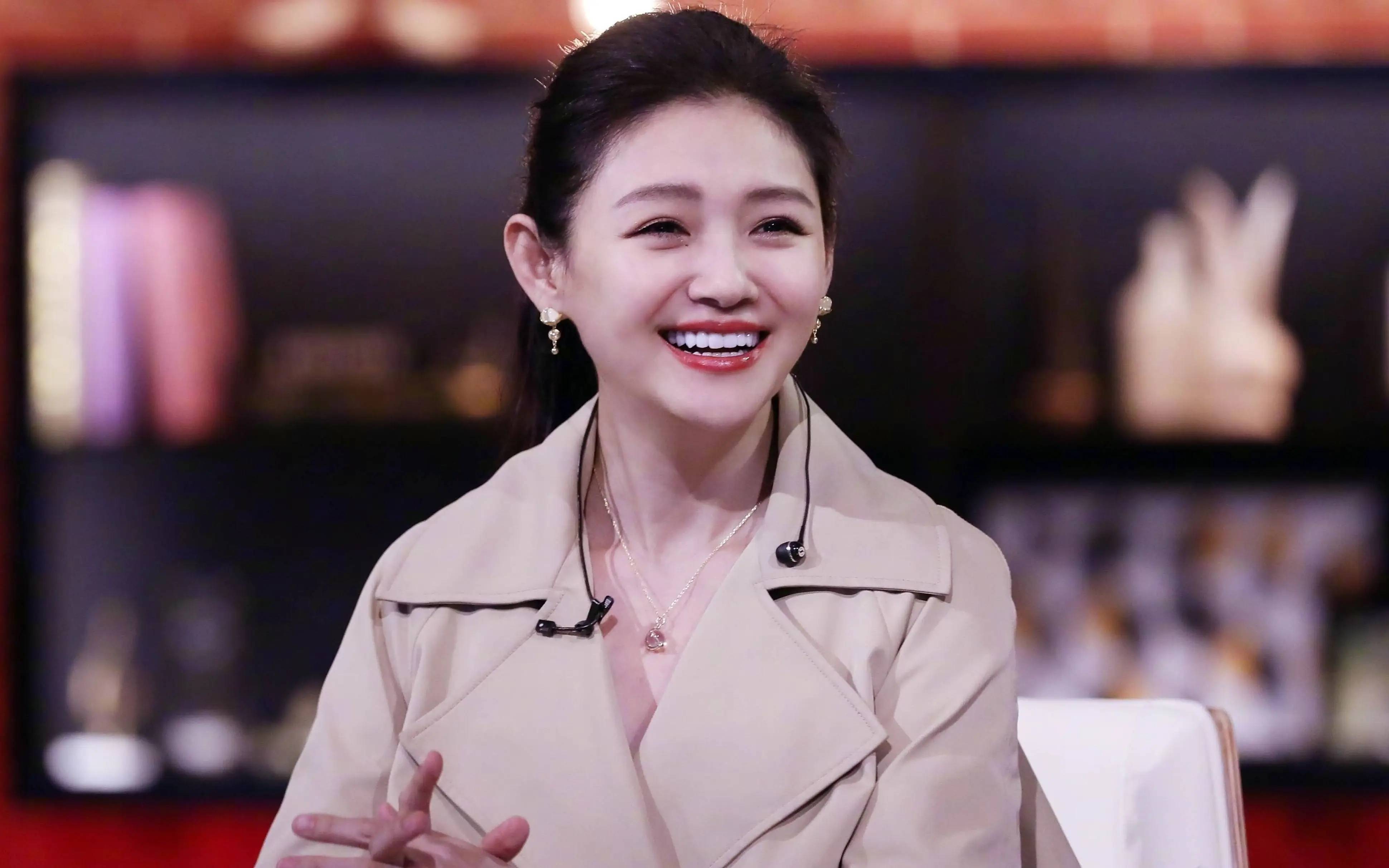 衣和凉鞋出门衣着单薄惹人心疼j9国际大S儿子首露面穿睡(图12)