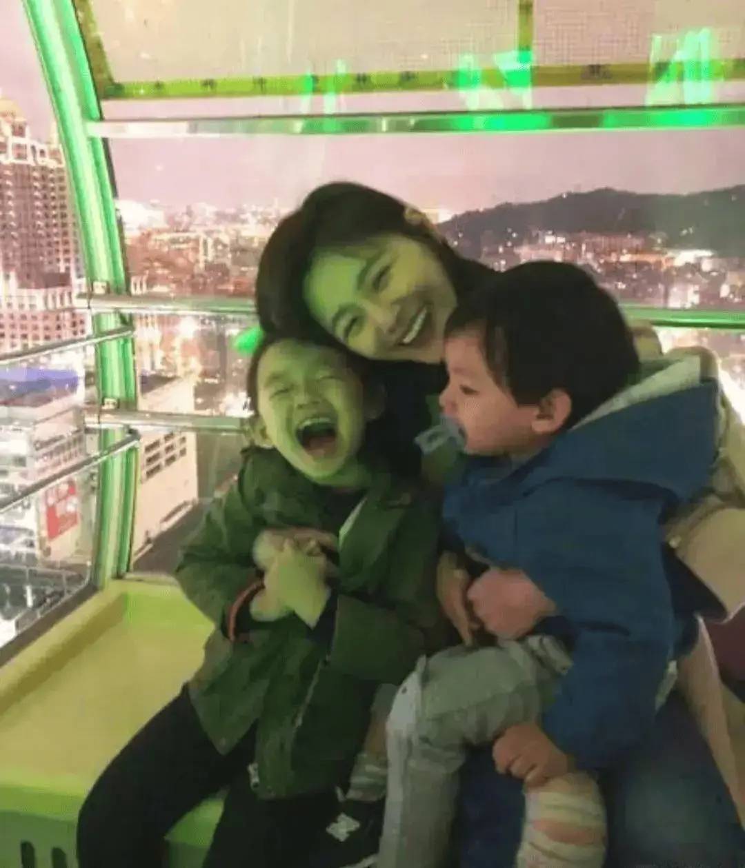 衣和凉鞋出门衣着单薄惹人心疼j9国际大S儿子首露面穿睡(图16)