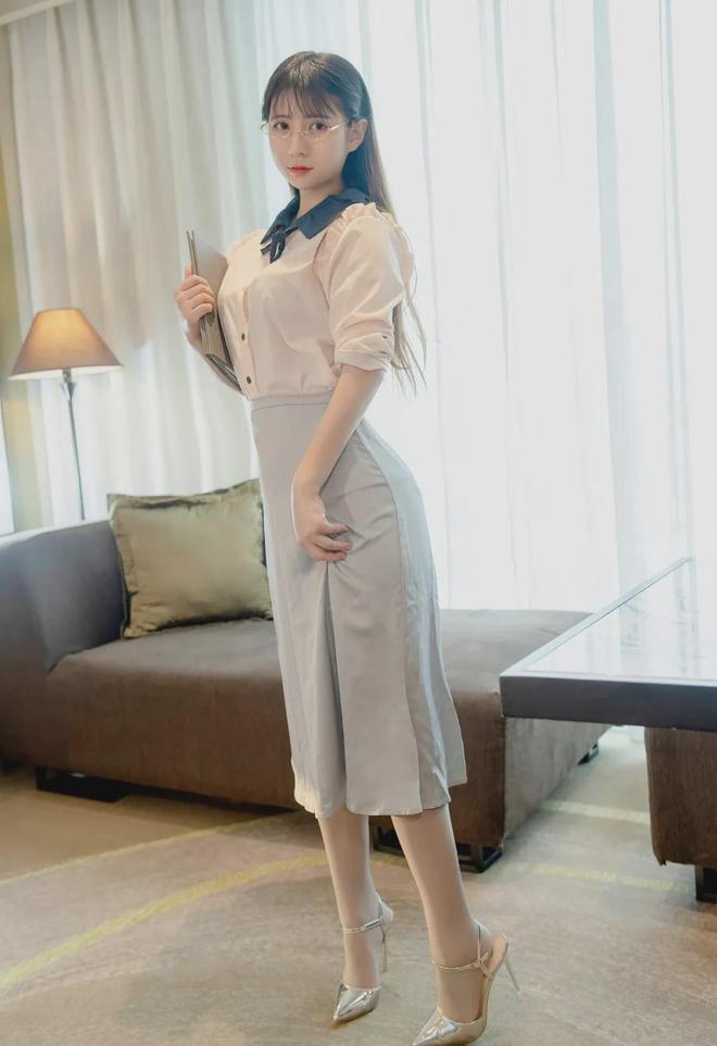 材傲人性感妩媚很撩人你确定不多看一眼？九游会j9入口登录新版妹子穿着大胆身(图2)