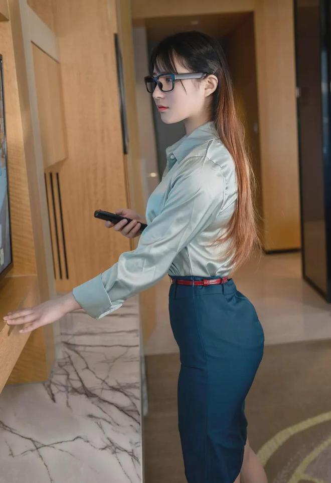 材傲人性感妩媚很撩人你确定不多看一眼？九游会j9入口登录新版妹子穿着大胆身