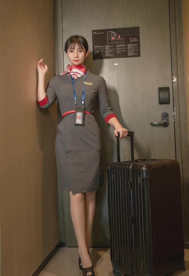 材傲人性感妩媚很撩人你确定不多看一眼？九游会j9入口登录新版妹子穿着大胆身(图4)