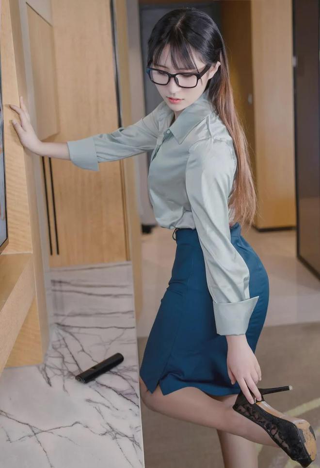 材傲人性感妩媚很撩人你确定不多看一眼？九游会j9入口登录新版妹子穿着大胆身(图6)